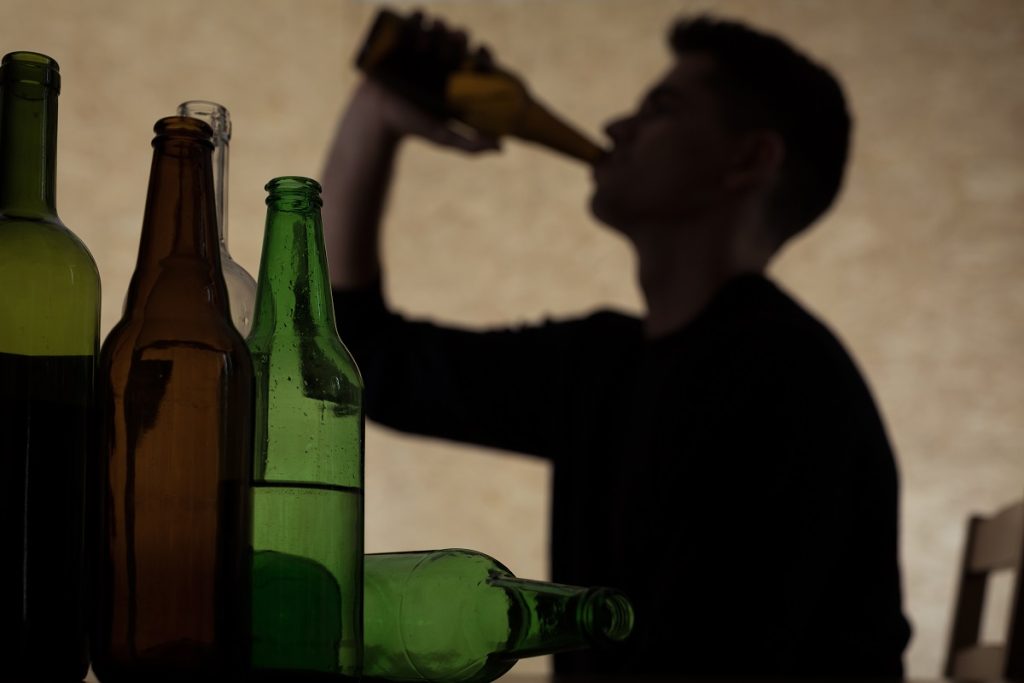 Objawy fizyczne i psychiczne alkoholika – co warto wiedzieć
